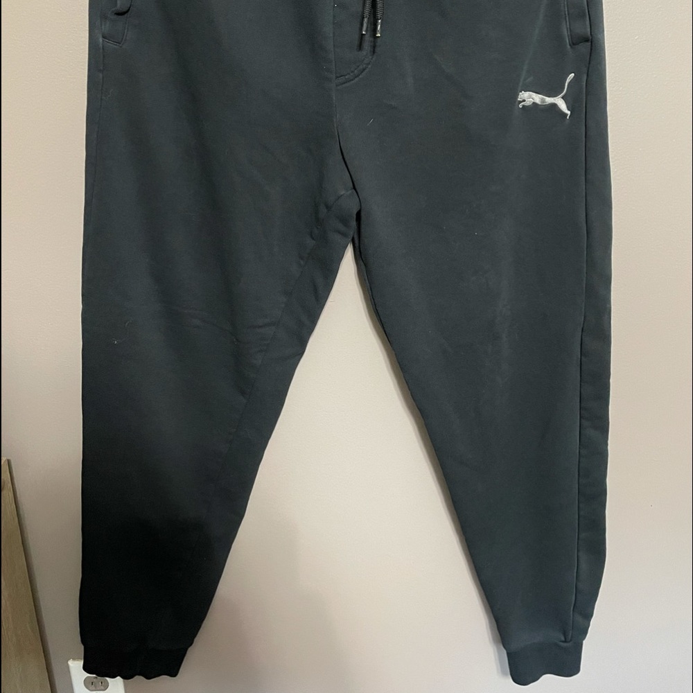 Men's Black Puma joggers- L